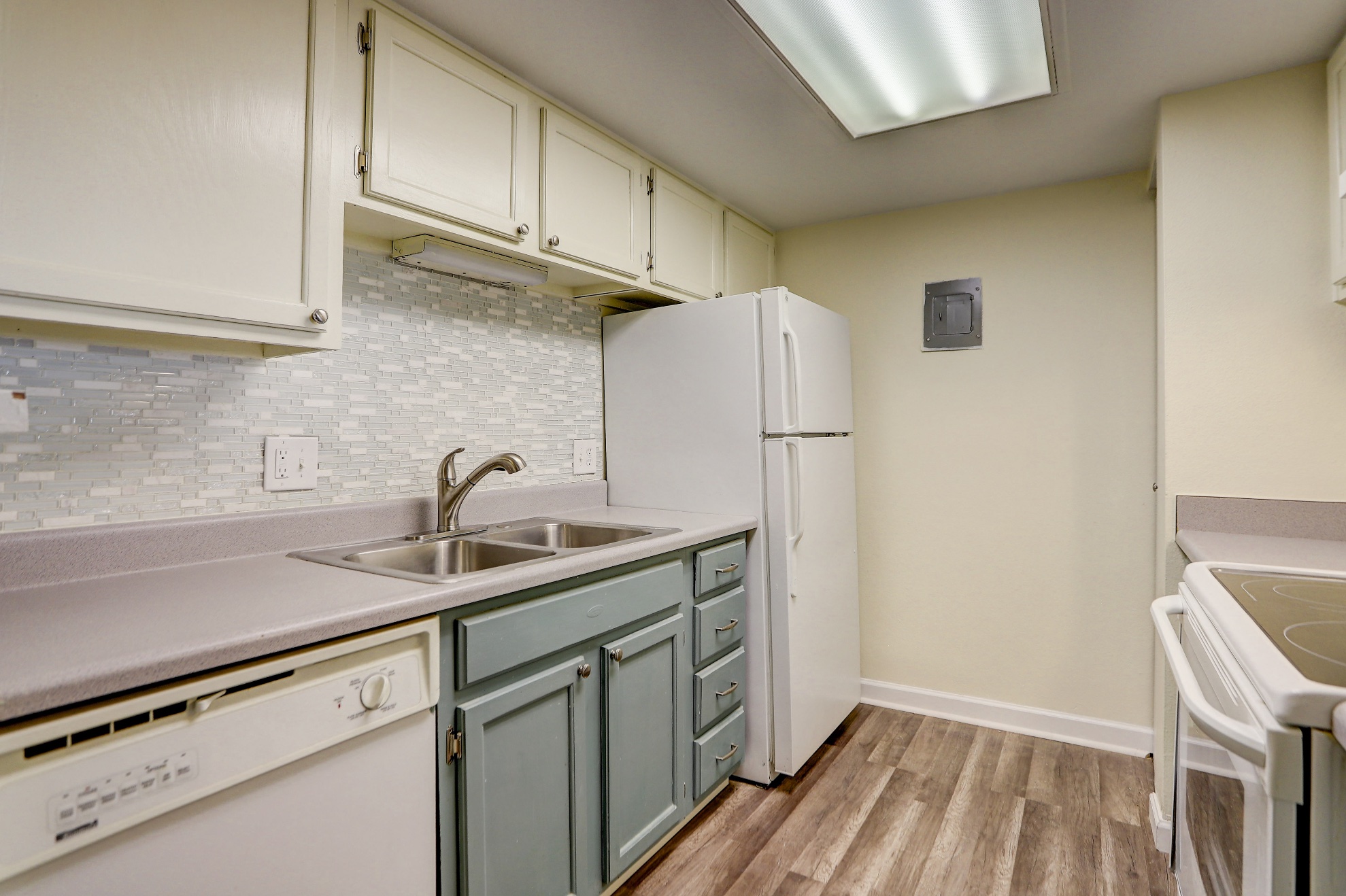 Kitchen cabinets and appliances, Denver apartment for rent